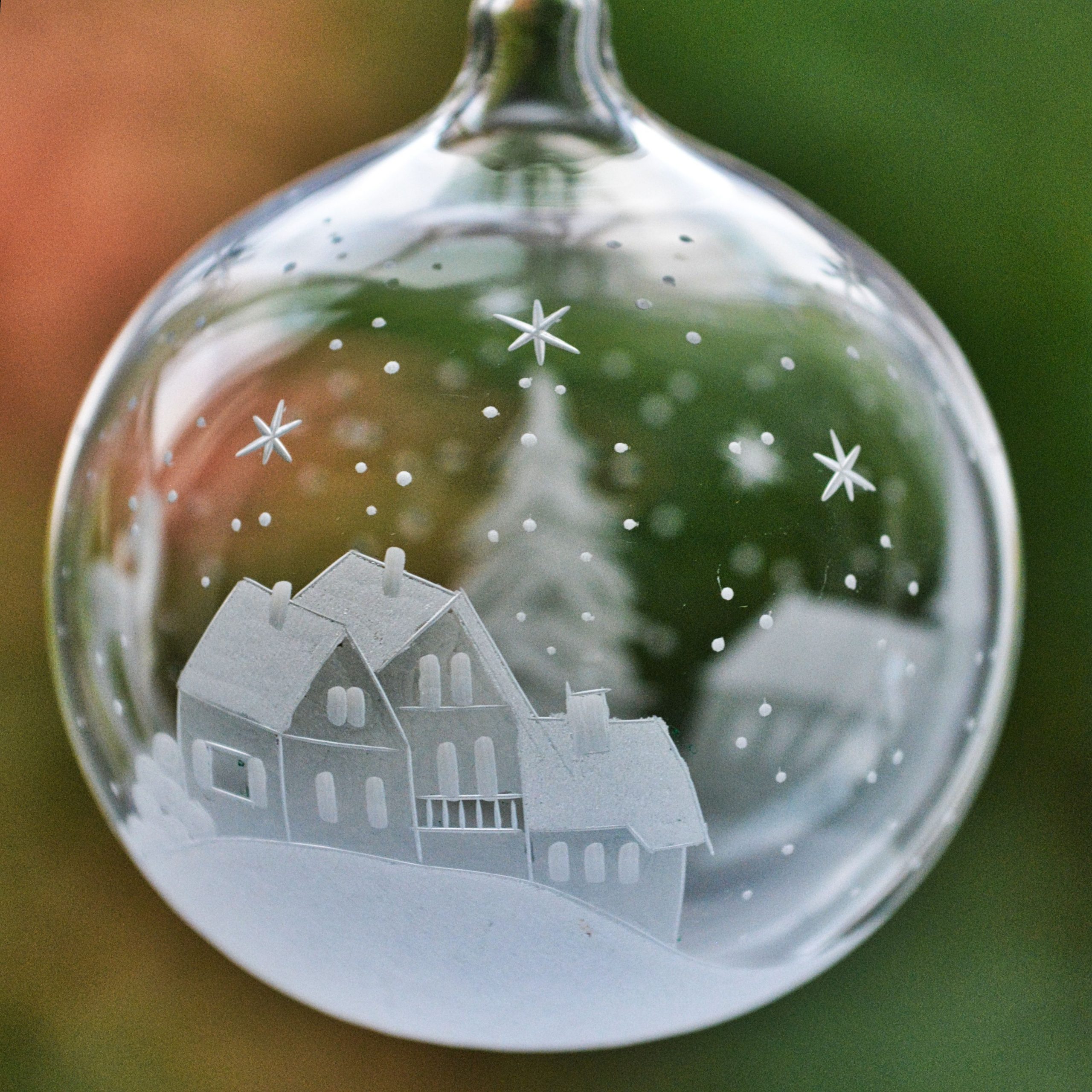 Glaskugel Winterlandschaft mit Kirche und Dorf – Bild 2