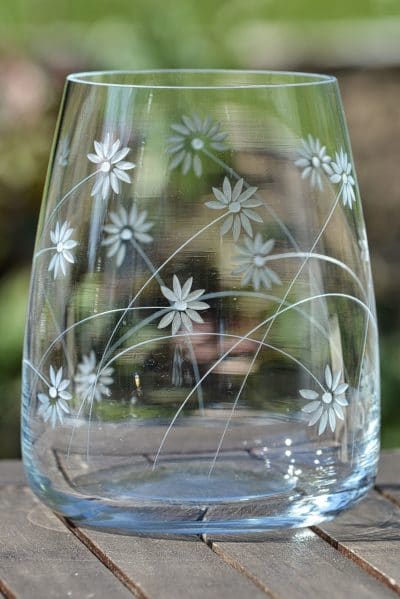Vase mit Blüten in Keilschnitt graviert