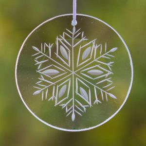 Glasanhänger "Flocke mit Keilschnitten" rund