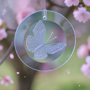 Fensterbild mit "Schmetterling fliegend" rund